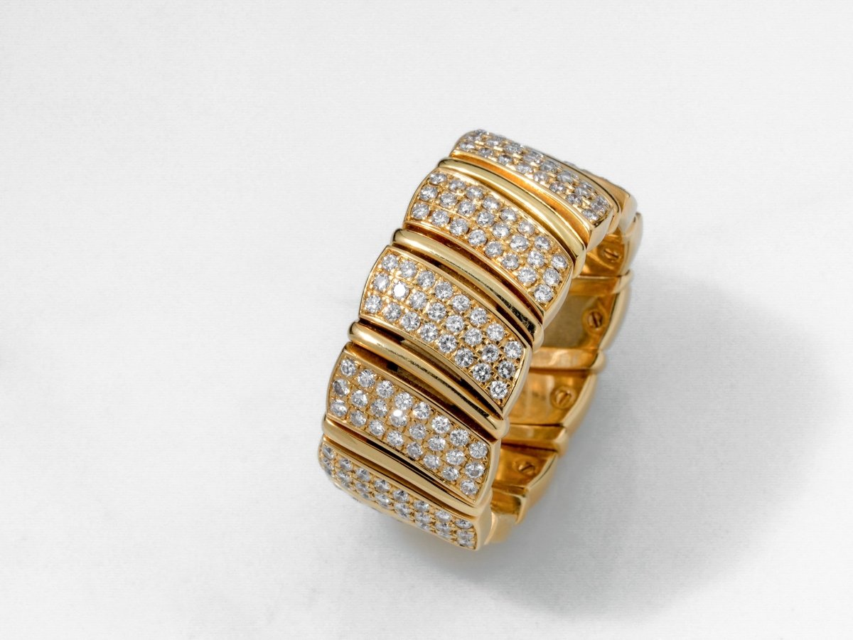 Extraordinary 18k Gold Ring with Diamond Pavé Setting Ring