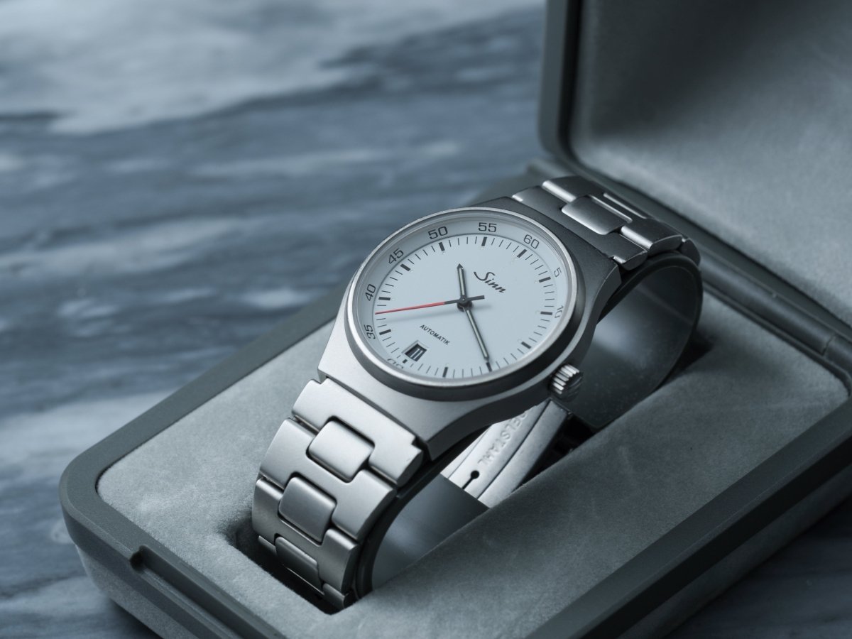 Sinn 444 Sportuhr White Dial Steel Bracelet Box Manual Wristwatch